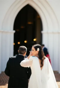 Novia entrando a la iglesia del brazo del padrino