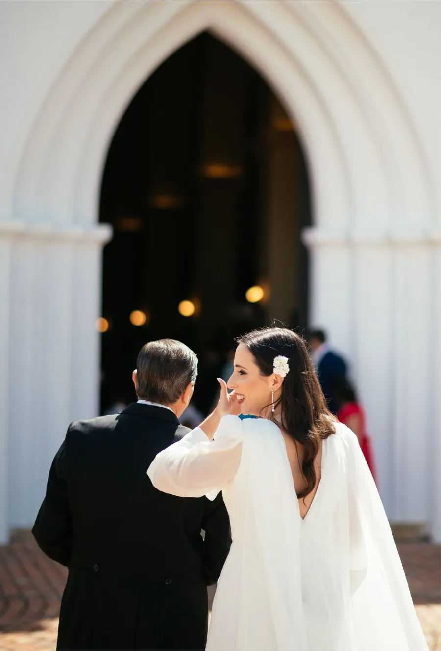 Novia entrando a la iglesia del brazo del padrino