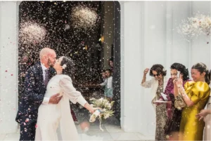 Novios saliendo entre confeti tras la ceremonia