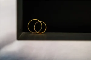 Alianzas de boda apoyadas en un marco blanco