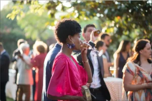Invitados charlando en el cóctel de una boda, foto natural sin posar