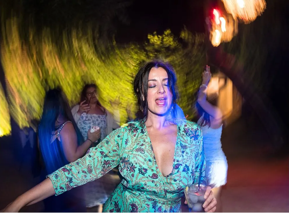 Invitada bailando en la fiesta de la boda