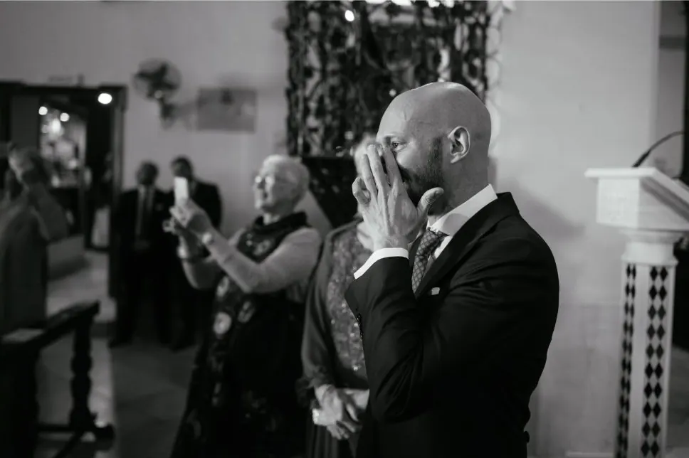 Invitado emocionado durante la ceremonia, blanco y negro
