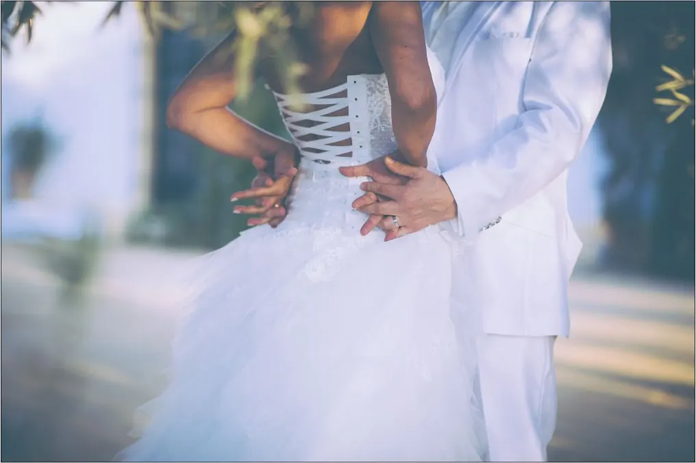 Novio abrazando a la novia por la espalda en una sesión de pareja