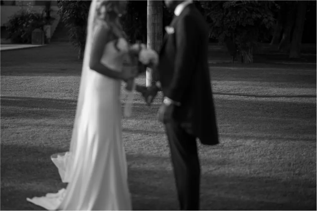 Pareja mirándose a los ojos, fotografía en blanco y negro