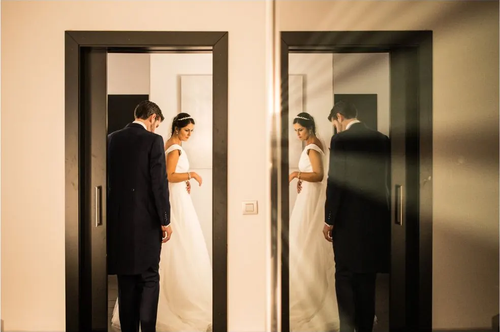 Novios en dos puertas a la vez, fotografía de boda en Sevilla