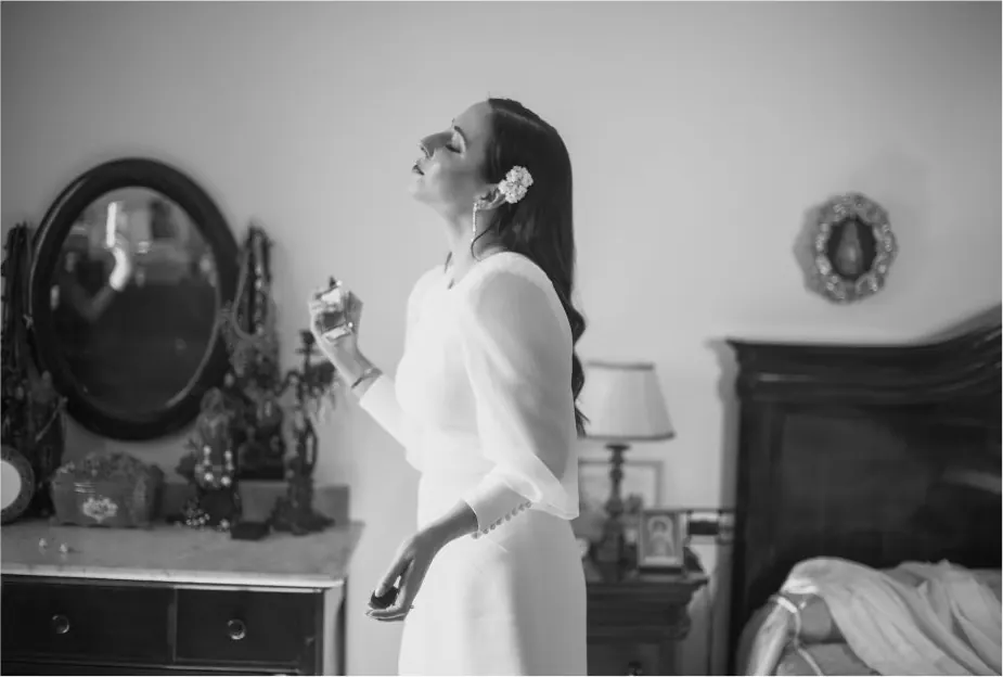 Novia preparándose en una habitación con muebles antiguos