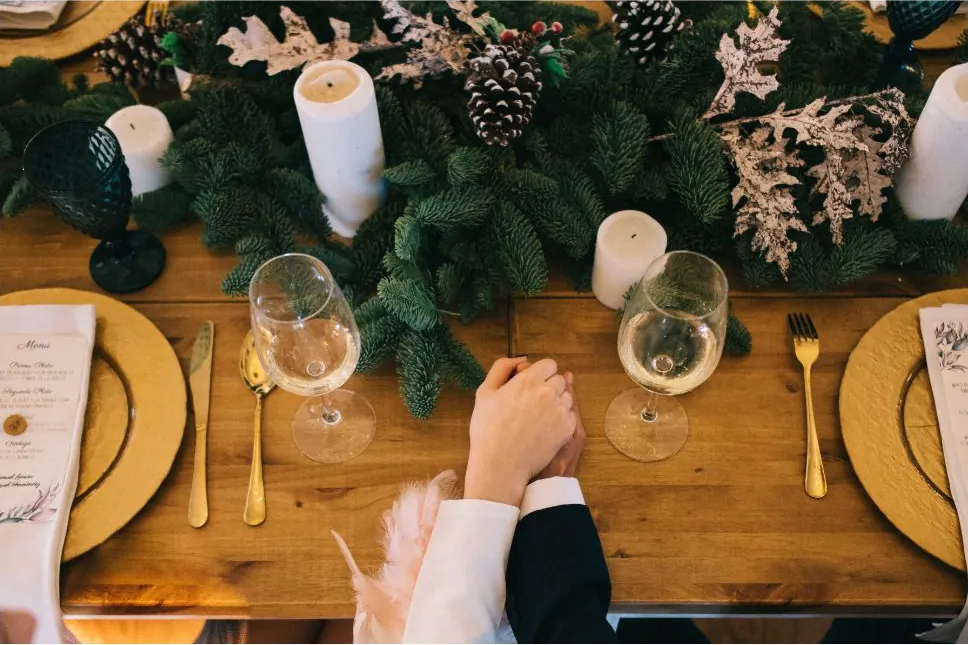 Mesa de banquete de boda decorada con velas y vegetación
