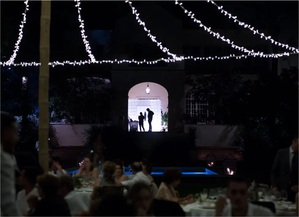 Banquete de boda nocturno con guirnaldas de luces en un cortijo